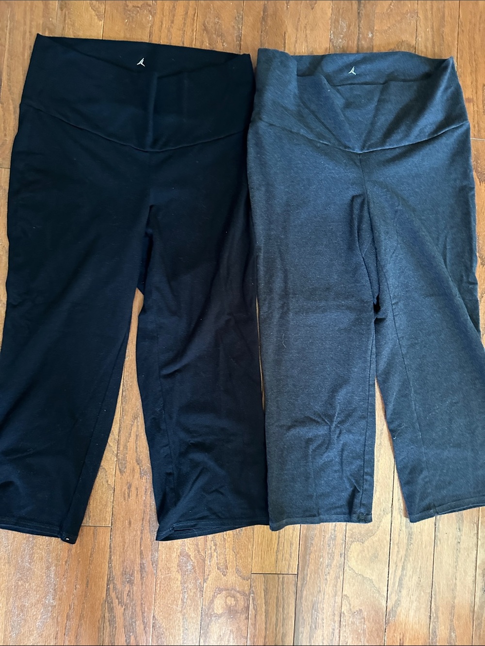 Bundle of 2 Old navy Cropped wide leg maternity Leggings - black and dark grey